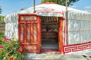 uma porta aberta para um quarto numa tenda em Yourte au Paradis em Souvigné