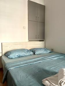 Schlafzimmer mit einem großen Bett mit Kopfteil in der Unterkunft Urban City Apartment in Skopje