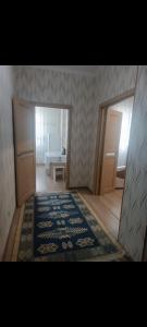 - une vue sur une chambre dotée d'un tapis et d'un miroir dans l'établissement ЖК КОРКЕМ ул. Мангилик ел 17, à Astana