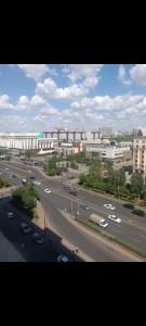 - une vue sur une rue de la ville avec des voitures sur la route dans l'établissement ЖК КОРКЕМ ул. Мангилик ел 17, à Astana