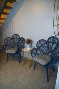 three chairs and a table in a room at HOSTAL BOUTIQUE 53 in Santo Domingo