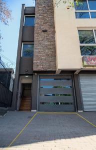 budynek z dwoma drzwiami garażowymi przed nim w obiekcie Premium Gold Mendoza w mieście Mendoza