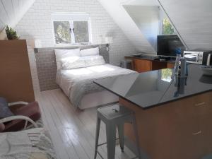 um pequeno quarto com uma cama e um lavatório em Karsen residence em Cidade do Cabo