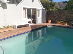 uma piscina em frente a uma casa em Karsen residence em Cidade do Cabo
