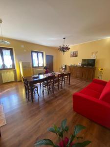 sala de estar con sofá rojo y mesa en Casa Franceschini en Poggio Mirteto