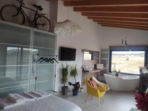 Μια τηλεόραση ή/και κέντρο ψυχαγωγίας στο Habitaciones con encanto