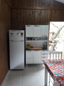 Majoituspaikan Eco Hostel Pinheira Guarda keittiö tai keittotila
