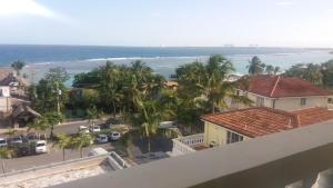 - un balcon offrant une vue sur l'océan dans l'établissement Residencial Las Palmeras de Willy Boca Chica, à Boca Chica