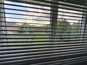 una ventana con persianas y vistas en Perfect for family getaways, en West Thurrock