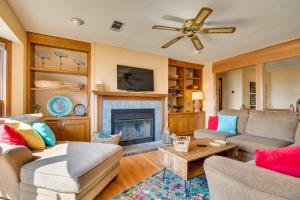 ein Wohnzimmer mit einem Sofa und einem Kamin in der Unterkunft Mountain Home Retreat with Balcony and Lake Views! in Mountain Home