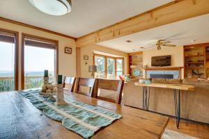eine Küche und ein Esszimmer mit einem Tisch und Stühlen in der Unterkunft Mountain Home Retreat with Balcony and Lake Views! in Mountain Home