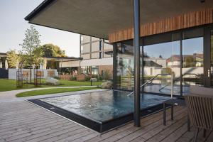 een groot zwembad in een huis met een patio bij Impulshotel FREIGOLD in Freistadt