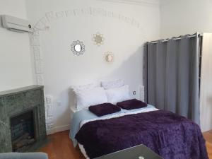 sypialnia z łóżkiem i kominkiem w obiekcie Studio/Bourget/CDG/Villepinte w mieście Aulnay-sous-Bois
