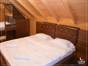 Cette chambre comprend un lit avec 2 oreillers blancs. dans l'établissement Luna Resort, à Peje