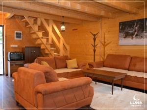 - un salon avec deux canapés et une table dans l'établissement Luna Resort, à Peje