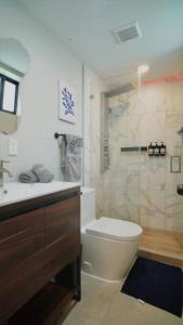 een badkamer met een douche, een toilet en een wastafel bij Comfortable Family Apt: 2 Beds, 2 Bath in Miami