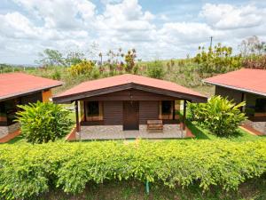 una pequeña casa en medio de un campo en Cabañas Sueños del Arenal, en Fortuna