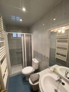 een badkamer met een toilet, een wastafel en een douche bij Amplio apartamento de obra nueva con A/C in Mataró