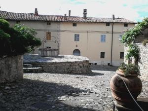 The building in which a vendégházakat is located