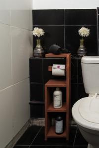 uma casa de banho com um WC e uma parede preta em Departamento en Mendoza Biznaga em Mendoza