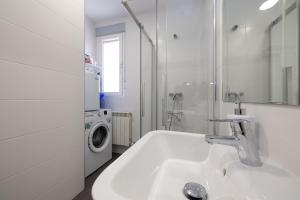 A bathroom at ALQUILAZ Apartamentos Turísticos