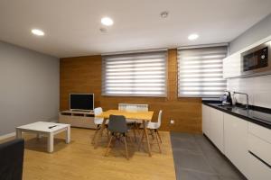 a kitchen and dining room with a table and chairs at ALQUILAZ Apartamentos Turísticos in Zamora