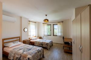 Postel nebo postele na pokoji v ubytování Stone House Datça Blok-B