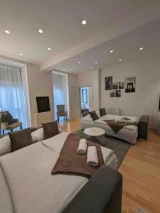 a large living room with a large couch and a living room with a couch at Luxury CityApartment 7 in Vienna