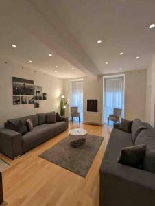 Sala de estar con 2 sofás y mesa en Luxury CityApartment 7, en Viena
