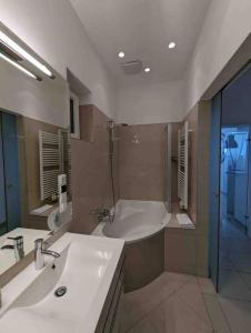 y baño con bañera, lavamanos y ducha. en Luxury CityApartment 7, en Viena