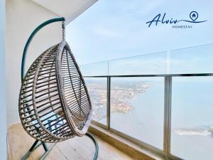 een rotan stoel in een kamer met een raam bij Silverscape - Luxury 3-4BR with Bathtub I 6-11pax I Infinity Pool I JonkerSt - Managed by Alviv Homestay in Melaka
