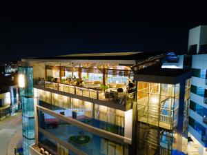 塔拉波托的住宿－Rio Cumbaza Hotel，享有大楼的夜间景致