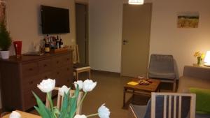 a living room with a tv and a couch and a table at Mano&Nino in Nyons