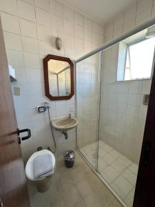 een badkamer met een douche, een wastafel en een toilet bij Suíte no centro de Angra dos Reis - 13 in Angra dos Reis