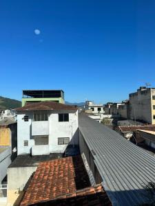- une vue depuis le toit d'un bâtiment dans l'établissement Suíte no centro de Angra dos Reis - 13, à Angra dos Reis