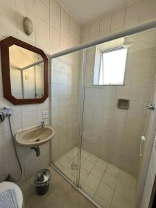 La salle de bains est pourvue d'une douche et d'un lavabo. dans l'établissement Suíte no centro de Angra dos Reis - 13, à Angra dos Reis