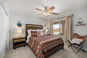 1 dormitorio con 1 cama y ventilador de techo en JoshuaTree N.P. Oasis *Views* Pool/Spa/BBQ en Yucca Valley