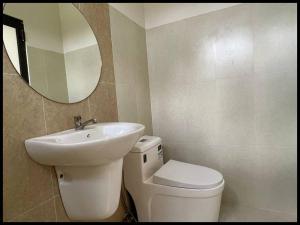 bagno con lavandino, servizi igienici e specchio di Vilabasi Cổ Tháp a Trà Vinh