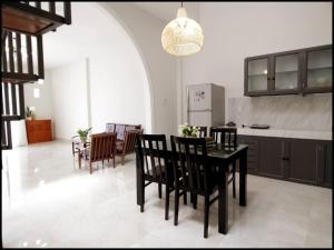 Η κουζίνα ή μικρή κουζίνα στο Vilabasi Cổ Tháp +5 φωτογραφίες