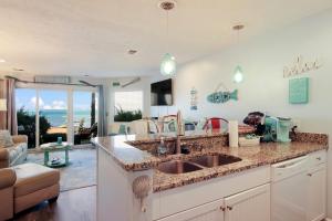 Φωτογραφία από το άλμπουμ του Beachside 108 with Pool Hot Tub and Direct Beach Access σε Traverse City