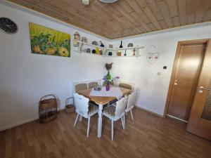 a dining room with a table and chairs at FeWo Schellenbergstraße in Kißlegg
