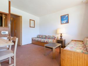 a living room with a couch and a table at Appartement Avoriaz, 2 pièces, 6 personnes - FR-1-314-207 in Morzine
