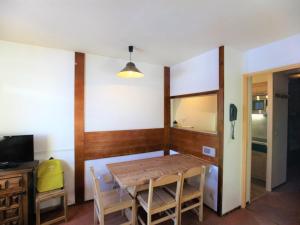 a dining room with a table and chairs at Appartement Avoriaz, 2 pièces, 6 personnes - FR-1-314-207 in Morzine