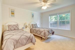Katil atau katil-katil dalam bilik di Hendersonville Retreat with Mtn Views and Deck!