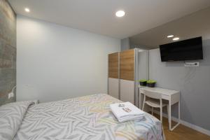 A bed or beds in a room at ALQUILAZ Apartamentos Turísticos