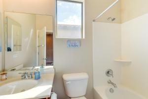MaricopaにあるNear Parks and Golf Maricopa Home with Covered Patio!の洗面台、トイレ、鏡のあるバスルーム +21枚の写真