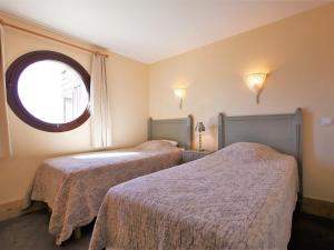 Giường trong phòng chung tại Charmant appartement pour 8 personnes avec WIFI et parking à Avoriaz - FR-1-314-196