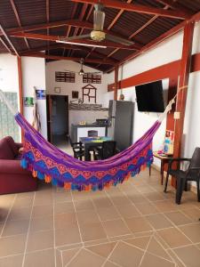 una hamaca en la sala de estar de una casa en Rancho Ayala, en Santa Marta