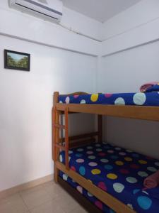 1 dormitorio con 2 literas en una habitación en Rancho Ayala, en Santa Marta