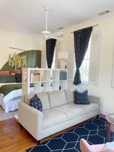 un soggiorno con un divano e un letto di Romantic 1885 Loft Steps from Pulaski Square a Savannah